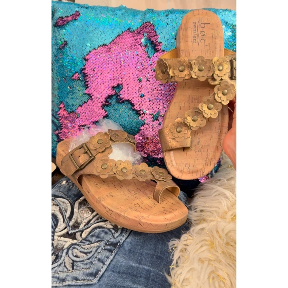 BOC Comfort Women's Shoes  Gold metallic Toe Loop Slide Sandal Flower Applique 9 - Picture 3 of 6